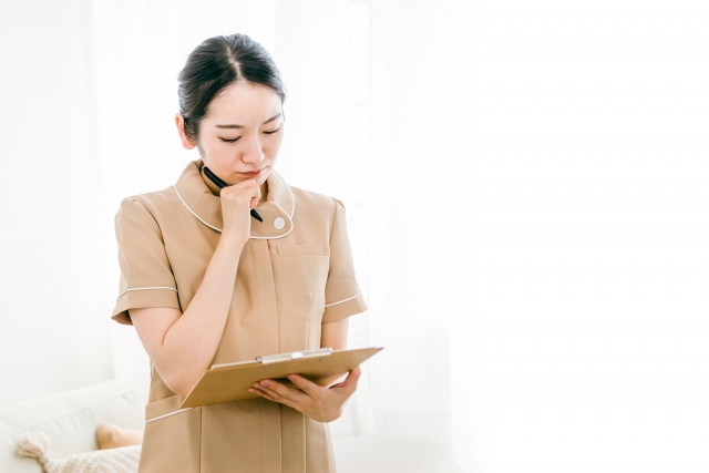 アートメイク施術前後に注意することとはなんなのか考える女性