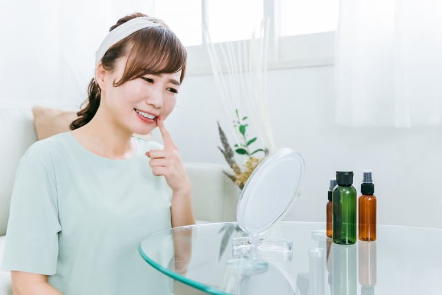 リップアートメイクが失敗することを懸念している女性