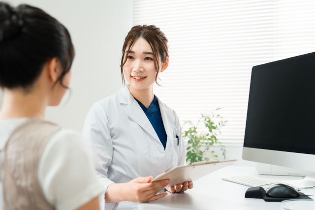 リップアートメイクを行う歯科医師