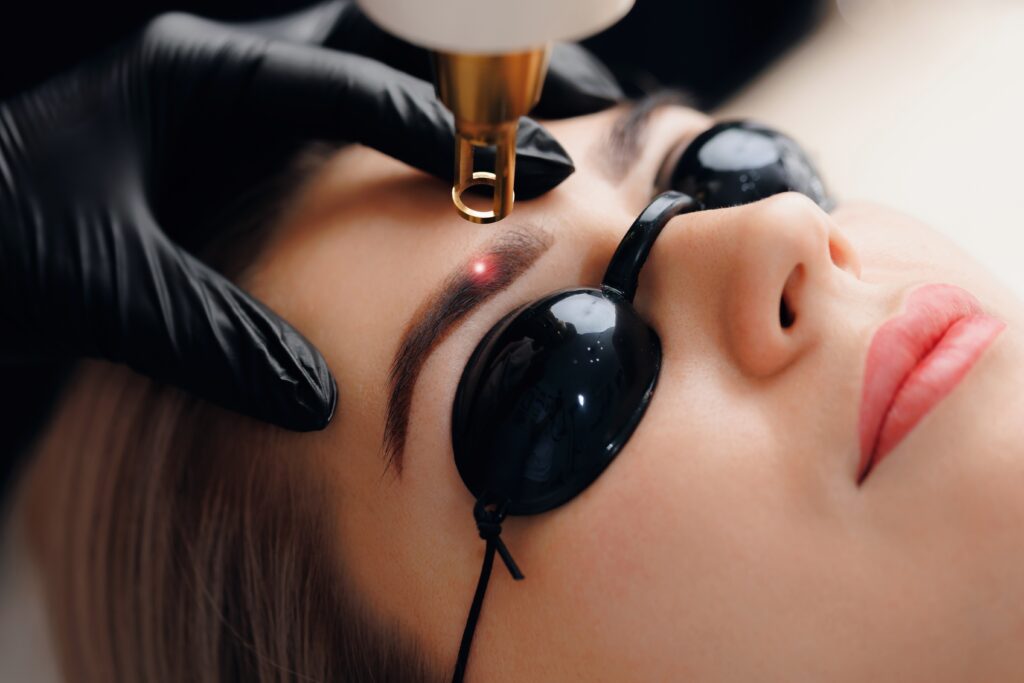 アートメイクを受ける女性