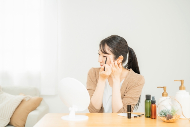 アートメイク除去後のケアを行う女性