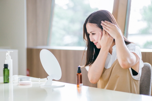 ヘアラインアートメイクの施術を受ける準備をする女性