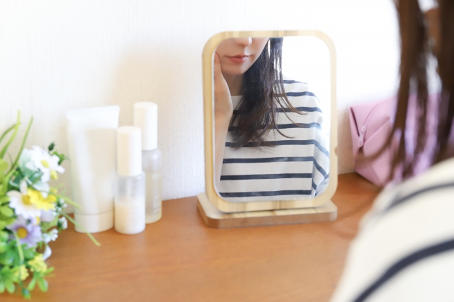 アートメイクのダウンタイムを気にする女性