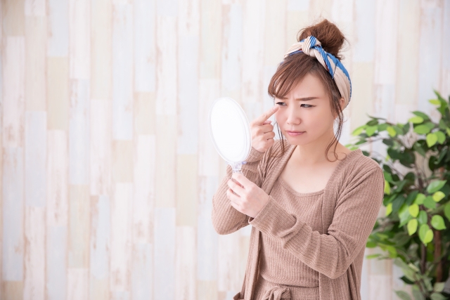 アイラインアートメイクの除去を検討している女性