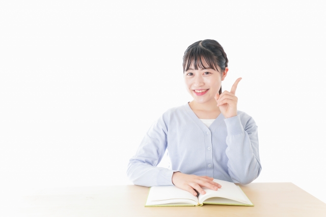 アートメイクの失敗を避けるためのポイントを紹介する女性