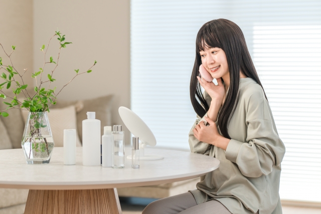 アートメイクをリタッチしようか迷っている女性