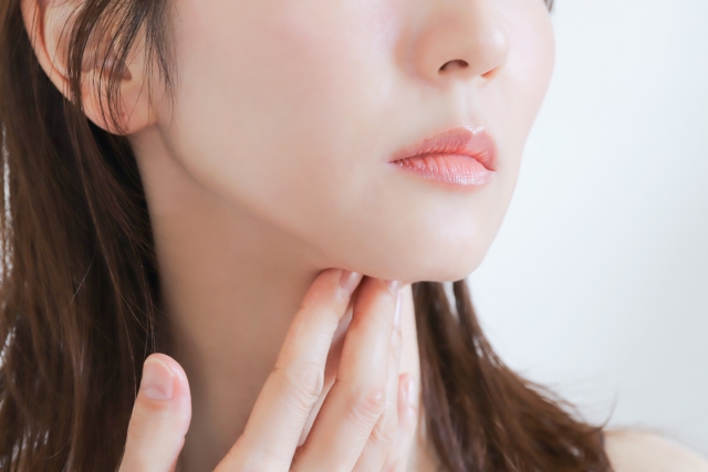 アートメイク施術後の経過とダウンタイムが気になる女性