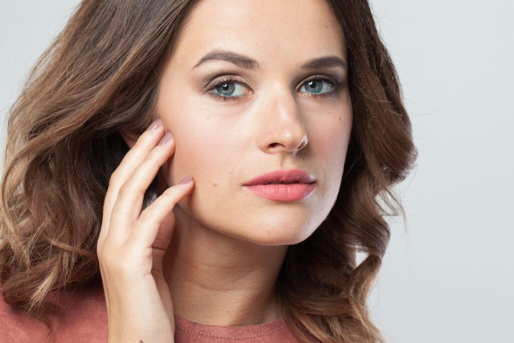 アートメイクでホクロを綺麗に入れた女性