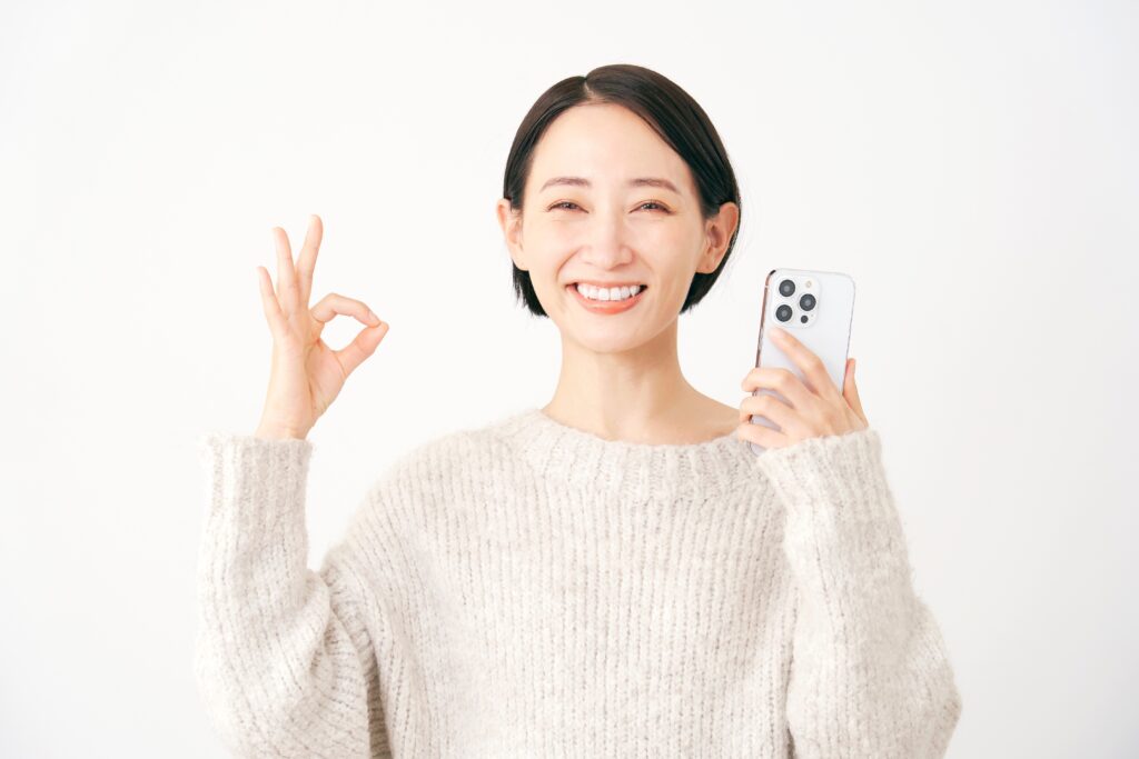 アートメイクリタッチのポイントを教えてくれる女性