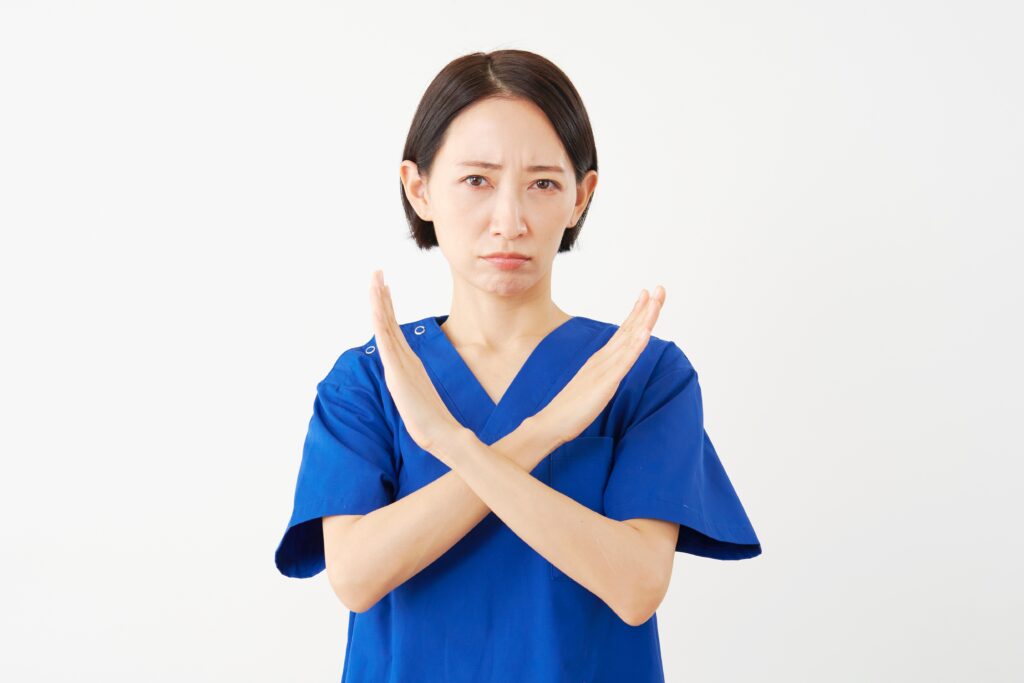 生え際アートメイクのデメリットを教えてくれる女性