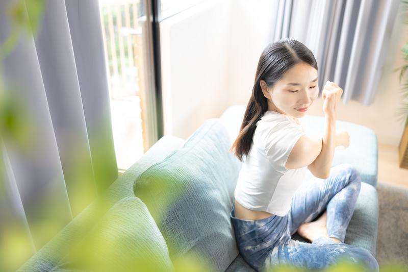 アートメイクのダウンタイムを快適に過ごす女性