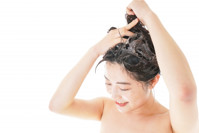 頭皮アートメイクを行うため、先発する女性